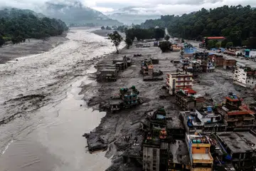 Pemandangan dari udara menunjukkan bangunan dan rumah yang rosak serta diselaputi lumpur di tebing Sungai Likhu selepas banjir kilat dan tanah runtuh melanda Devighat, daerah Nuwakot, Nepal, pada 30 Ogos 2026. Bencana besar itu memusnahkan kawasan penempatan dan prasarana serta menyebabkan ratusan terkorban dan ribuan lagi masih hilang.