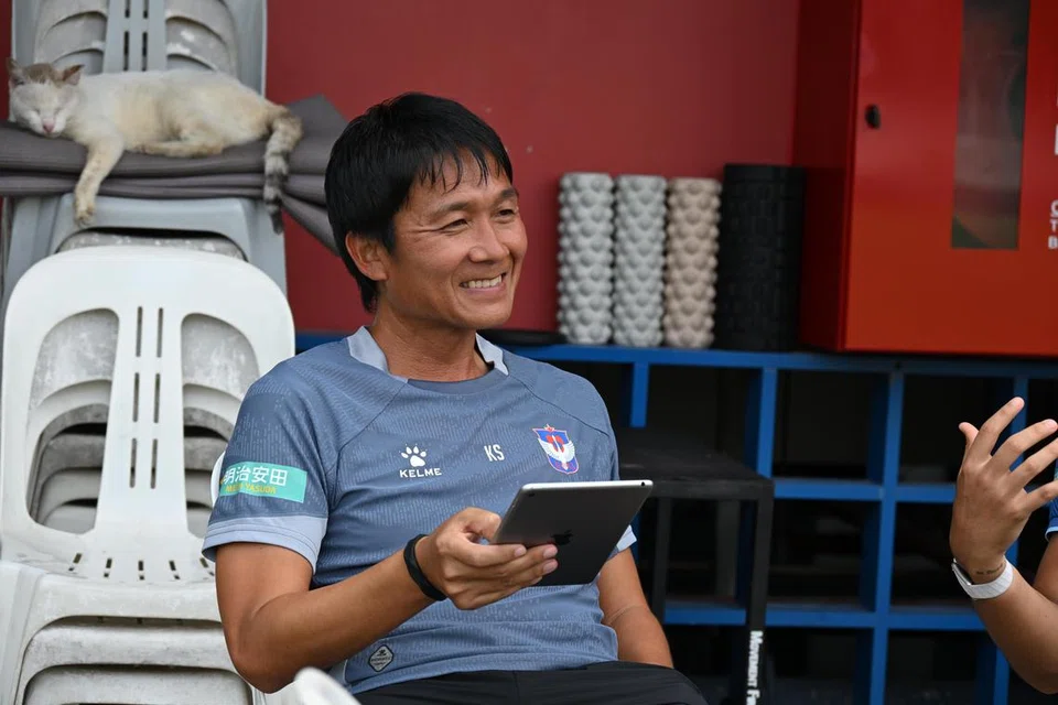 Shigetomi pernah menjadi jurulatih di sekolah bola sepak Sanfrecce Hiroshima di Jepun dan memenangi anugerah jurulatih SPL terbaik pada 2020 sebagai ketua jurulatih Albirex Niigata. Beliau juga memimpin Angsa Putih menjadi juara SPL pada 2020.