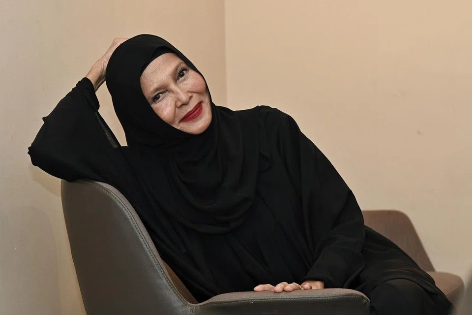 Noor Kumalasari pernah ponteng sekolah untuk mencari kerja seawal usia 16 tahun sebagai model pakaian dan iklan tanpa pengetahuan ibu bapanya.