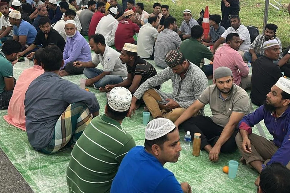 Pekerja migran Bangladesh sedang menanti waktu berbuka puasa di ruang luar Masjid Alkaff Kampung Melayu.
