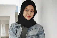 KERJAYA BUKAN KONVENSIONAL: Pekerja pembersihan tapak trauma, Cik Qasrina Rahman (atas) dan Encik Mohamad Ridwan Mohamad Yusoff, yang menjelajah dunia sambil bekerja rencam, termasuk memerah susu lembu di New Zealand, merupakan antara belia yang memilih laluan bukan konvensional. - Foto BH oleh MOHD KHALID BABA, ihsan MOHAMAD RIDWAN MOHAMAD YUSOFF