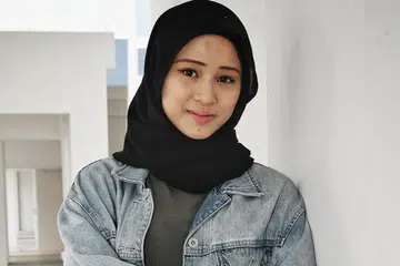 KERJAYA BUKAN KONVENSIONAL: Pekerja pembersihan tapak trauma, Cik Qasrina Rahman (atas) dan Encik Mohamad Ridwan Mohamad Yusoff, yang menjelajah dunia sambil bekerja rencam, termasuk memerah susu lembu di New Zealand, merupakan antara belia yang memilih laluan bukan konvensional. - Foto BH oleh MOHD KHALID BABA, ihsan MOHAMAD RIDWAN MOHAMAD YUSOFF