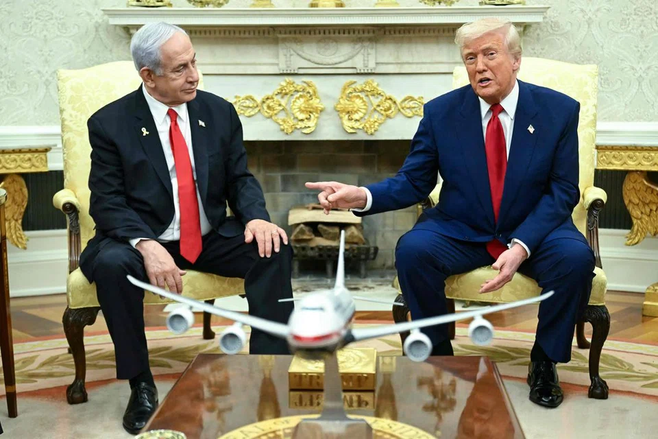 Presiden Amerika Syarikat, Encik Donald Trump (kanan), bertemu dengan Perdana Menteri Israel, Encik Benjamin Netanyahu, di Pejabat Oval, Rumah Putih, Washington D.C., pada 7 April.