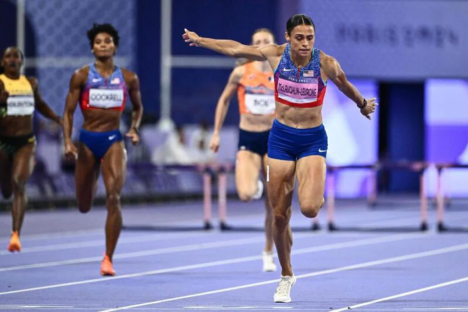 Atlet Amerika Syarikat, Sydney McLaughlin-Levrone, memperbaiki rekod dunia dalam acara larian berpagar 110 meter wanita yang dicatatnya sendiri dengan masa 50.37 saat di Sukan Olimpik Paris pada 8 Ogos, justeru, mempertahankan gelaran yang diraih pada Sukan Tokyo. 