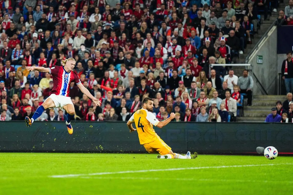 Penyerang Norway, Erling Braut Haaland (kiri) menjaringkan gol ketiga negaranya ketika menentang Moldova. 