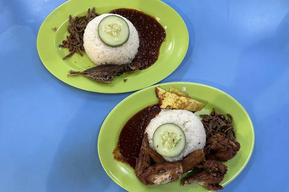 HIDANGAN KLASIK: Di Pusat Makanan Eunos Crescent yang sibuk, Epok Epok Central merupakan ‘permata kulinari’ dengan hidangan nasi lemak tradisional yang berharga kurang $3.50 sepinggan.