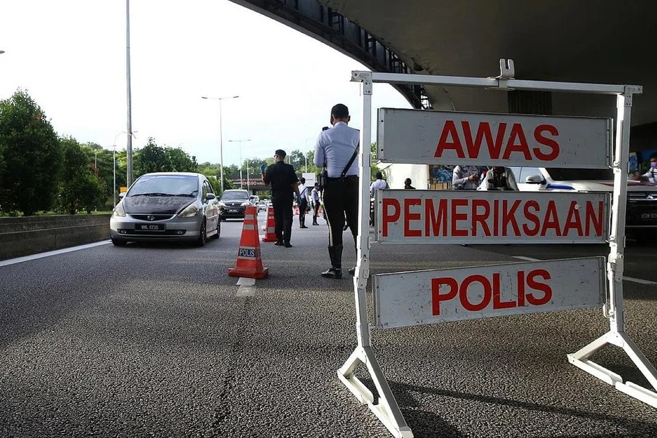 PENGUATKUASAAN: Pegawai polis kelihatan menguatkuasakan Perintah Kawalan Pergerakan (PKP) Jalan Syed Putra in Kuala Lumpur - Foto THE MALAY MAIL