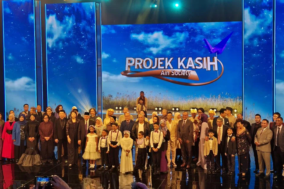 Konsert amal ‘Projek Kasih 2025’ yang berlangsung pada 10 Januari di Teater Mediacorp berjaya mengumpulkan dana sebanyak $1,277,130 dan telah melepasi sasaran awal yang ditetapkan Persatuan Ain.