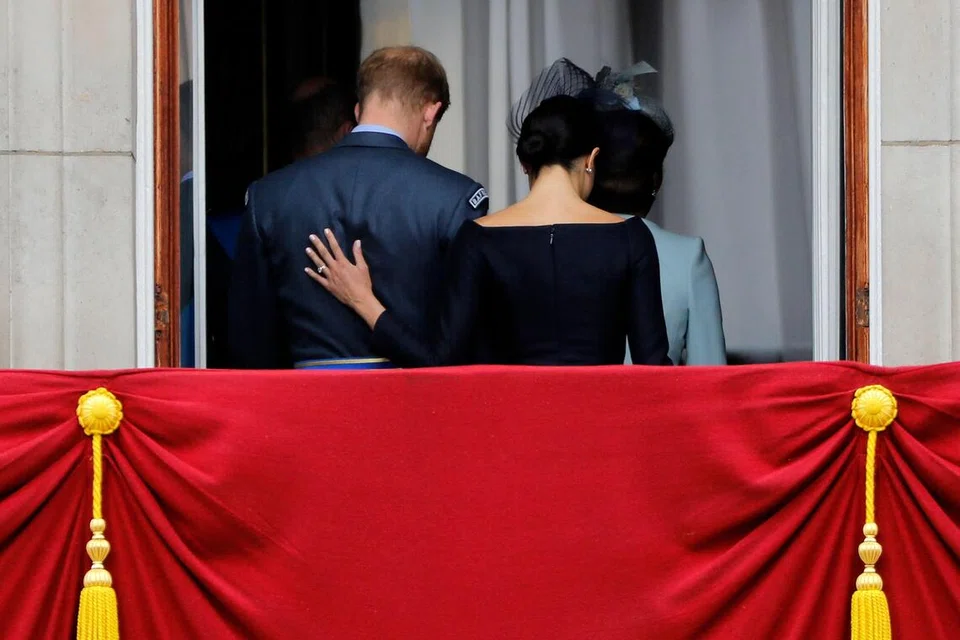 Putera Harry dan isterinya, Meghan Markle, meninggalkan balkoni Istana Buckingham selepas menyaksikan pertunjukan udara sempena ulang tahun ke-100 Tentera Udara Diraja Britain (RAF) pada 10 Julai 2018. Enam tahun selepas berundur daripada tugas rasmi diraja dan berpindah ke Amerika Syarikat, pasangan itu dilaporkan akan kembali menetap di Britain bersama dua anak mereka menjelang akhir Ogos ini di sebuah kediaman persendirian di luar London