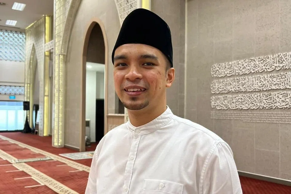 Ustaz Ahmad Faritz Mohamed Hairudin ialah Ketua Bimbingan Agama dan Pembangunan Masyarakat Masjid Al-Falah. Beliau lulusan Universiti Al Azhar, Mesir, dalam Kuliah Syariah Islamiyah. Beliau mendapat pendidikan awal di Madrasah Wak Tanjong Al-Islamiah daripada sekolah rendah, menengah hingga prauniversiti. 