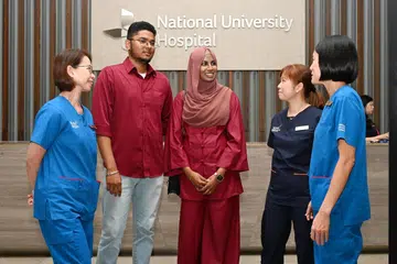 Hasil bimbingan pasukan penjagaan Hospital Universiti Nasional (NUH), pasangan ibu bapa, Encik Thajudeen Mohammed Mohideen Aasif dan Cik Roshan Shabiha, kini lebih yakin mengurus keadaan anak mereka di rumah, termasuk memantau paras gula darah dan mengenal pasti keadaan yang memerlukan rawatan perubatan.