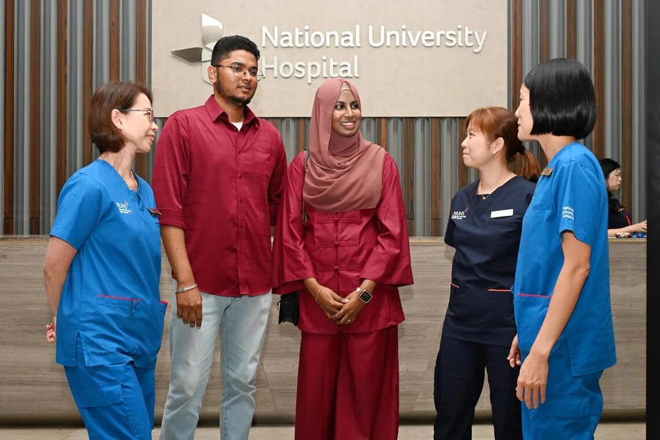 Hasil bimbingan pasukan penjagaan Hospital Universiti Nasional (NUH), pasangan ibu bapa, Encik Thajudeen Mohammed Mohideen Aasif dan Cik Roshan Shabiha, kini lebih yakin mengurus keadaan anak mereka di rumah, termasuk memantau paras gula darah dan mengenal pasti keadaan yang memerlukan rawatan perubatan.