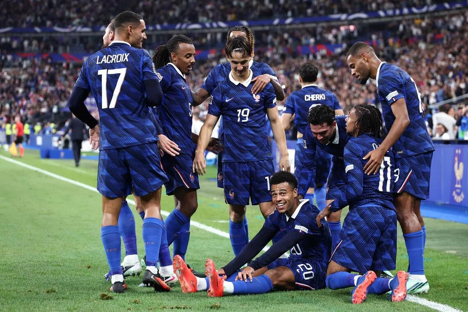 Pemain tengah Perancis, Michael Olise (dua dari kanan) meraikan gol jaringannya bersama rakan sepasukan termasuk Desire Doue (terduduk) selepas menewaskan Belgium 4-1 dalam saingan Kumpulan A1 Liga Negara-Negara Uefa di Stade de France, Perancis, pada 5 Oktober.