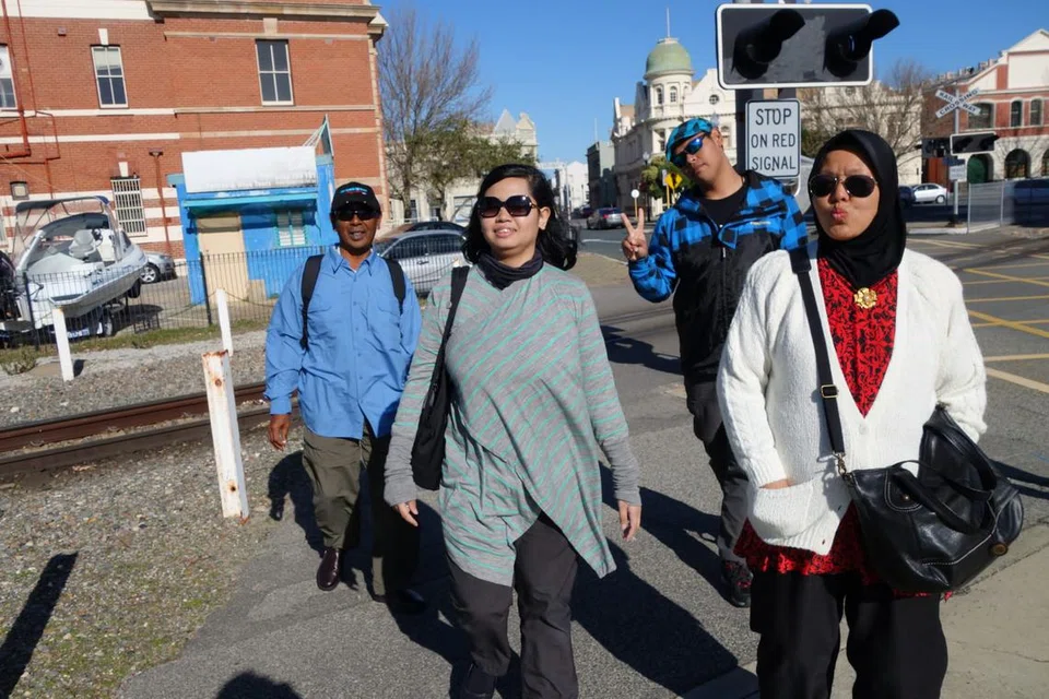 Sekeluarga melancong ke Australia semasa Hari Raya Aidilfitri. (dari kiri) Encik Azir Tuban, Cik Nurul Husna Ghali, Encik Irmansah Azir dan Cik Norhayati Kasman di Freo, Australia Barat, sempena Syawal 2014.