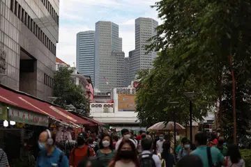 Kadar pengangguran bagi penduduk Singapura 4.6 peratus berbanding 4.8 peratus pada Oktober lalu, manakala kadar warga jatuh 4.7 peratus berbanding 4.9 peratus. - 