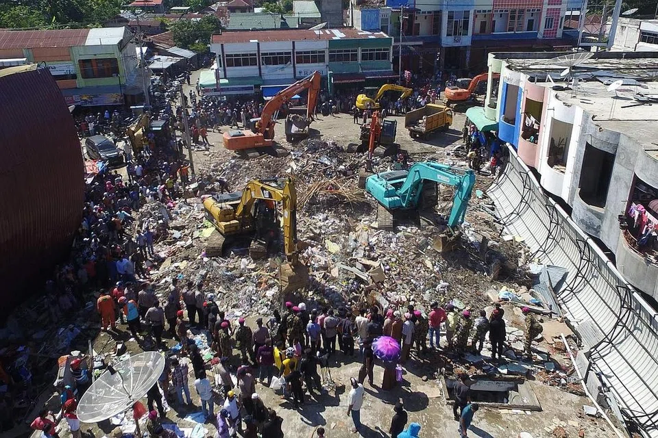TERUS CARI MANGSA: Kumpulan mencari dan menyelamat bekerja siang malam untuk mencari mangsa masih hidup yang dipercayai terperangkap di bawah timbunan runtuhan bangunan di kawasan Pidie Jaya, Aceh, selepas kawasan itu dilanda gempa 6.5 magnitud. Bencana itu memusnahkan rumah, kedai dan masjid serta mengorbankan sekurang-kurangnya 102 nyawa. - Foto AFP
