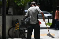 JAGA KEBAJIKAN PEKERJA GAJI RENDAH: Secara umum, NWC antara lain menyarankan jika syarikat yng telah menampakkan kemajuan dan mempunyai prospek perniagaan yang baik, pekerja bergaji rendah mereka harus menerima peningkatan gaji pada band atasan 5.5 hingga 7.5 peratus daripada gaji bulanan kasar atau sekurang-kurangnya $80 hingga $100, bergantung pada mana-mana yang lebih tinggi. - Foto fail