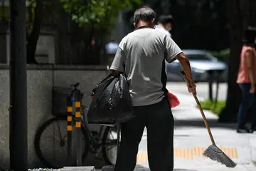 JAGA KEBAJIKAN PEKERJA GAJI RENDAH: Secara umum, NWC antara lain menyarankan jika syarikat yng telah menampakkan kemajuan dan mempunyai prospek perniagaan yang baik, pekerja bergaji rendah mereka harus menerima peningkatan gaji pada band atasan 5.5 hingga 7.5 peratus daripada gaji bulanan kasar atau sekurang-kurangnya $80 hingga $100, bergantung pada mana-mana yang lebih tinggi. - Foto fail