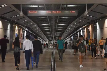 ANEKA PILIHAN: Orang ramai menikmati pelbagai kemudahan bagi pengangkutan awam, selain pengangkutan gerak cepat, teksi, bas mahupun kereta sewa. - Foto fail