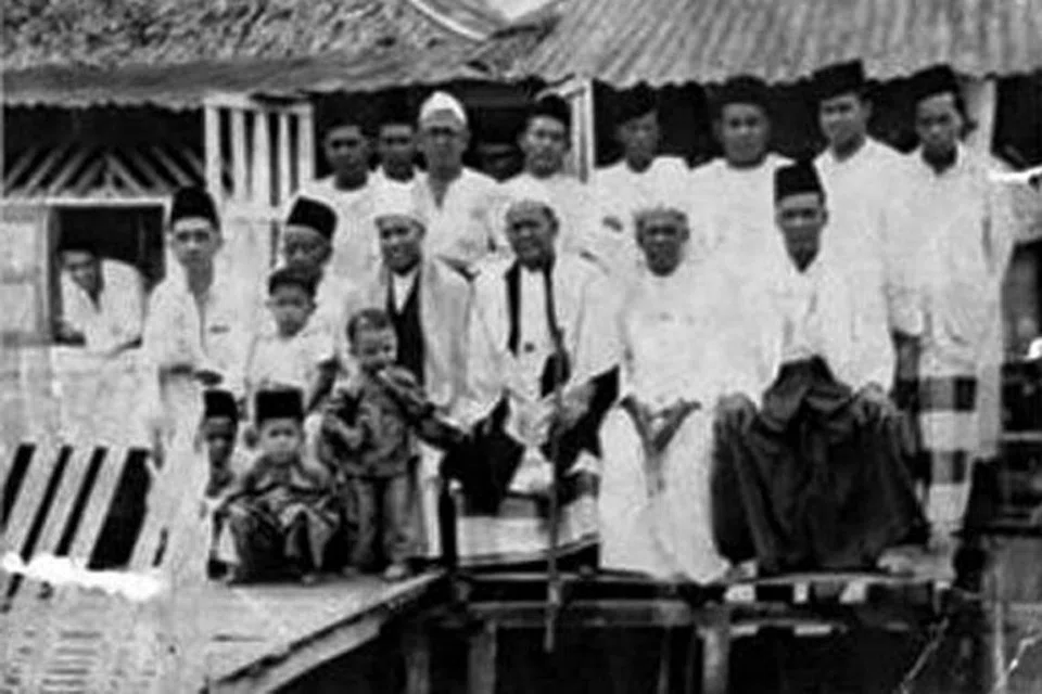 TURUT AKTIF DALAM KEGIATAAN KEAGAMAAN: Jemaah perintis Surau Selat Jati di Kampung Kuchai pada 1946.