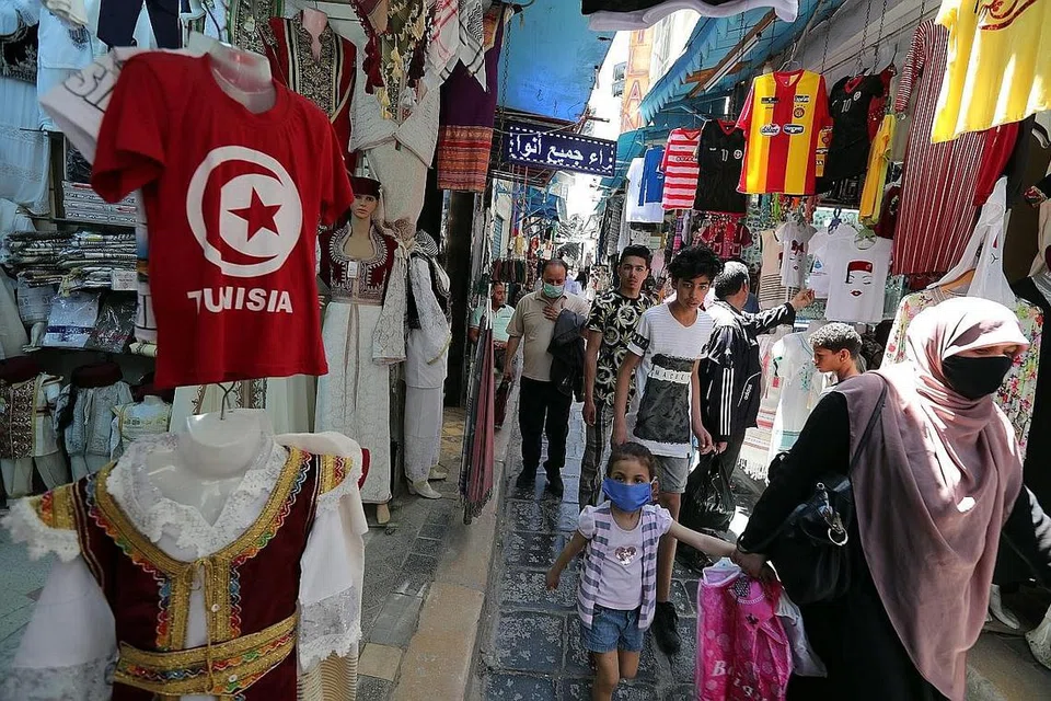 SEKATAN DILONGGARKAN: Orang ramai keluar berbelanja di Tunis, Tunisia, selepas sekatan di negara itu mula dilonggarkan. - Foto EPA