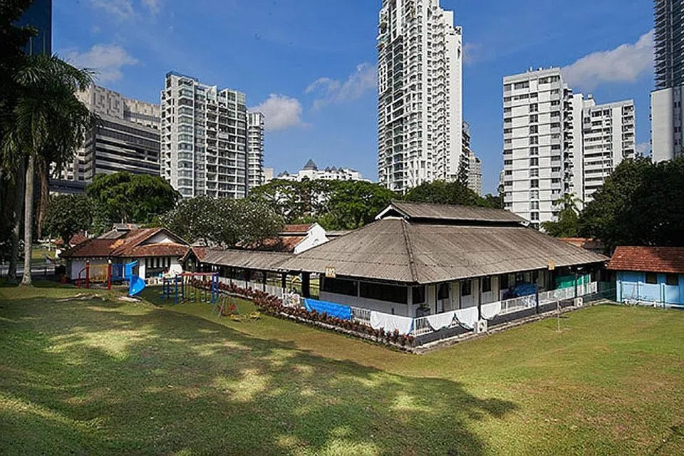 BEKAS HOSPITAL MANDALAY ROAD - HOSPITAL LAMA: Bekas Hospital Mandalay Road Hospital dibina pada 1920an untuk merawat wanita yang kurang berkemampuan. Selepas perang, hospital ini menjadi pusat rawatan tuberkulosis Hospital Tan Tock Seng Hospital serta kemudahan pengajian bagi jururawat. - Foto ROOTS.GOV.SG 