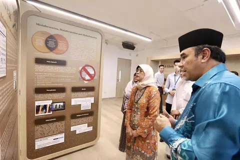 TINGKATKAN KESEDARAN: Ketika melawat Galeri Majulah Kumpulan Pemulihan Keagamaan (RRG) pada Khamis, Presiden Halimah Yacob diberi taklimat oleh pengerusi bersama RRG, Ustaz Dr Mohamed Ali, tentang usaha RRG membolehkan golongan muda mempelajari konsep agama sebenar.