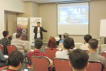 BUAT PERSEDIAAN: Encik Nazri menyampaikan ceramah pra-IPO yang pertama di Hotel Armada di Petaling Jaya, Selangor, Malaysia pada 7 Jun lalu. - Foto MYFINB