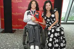 Perenang para Singapura, Yip Pin Xiu (kanan), bersama patung lilinnya, yang dipamerkan di Muzium Madame Tussauds Singapura.