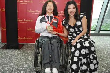 Perenang para Singapura, Yip Pin Xiu (kanan), bersama patung lilinnya, yang dipamerkan di Muzium Madame Tussauds Singapura.