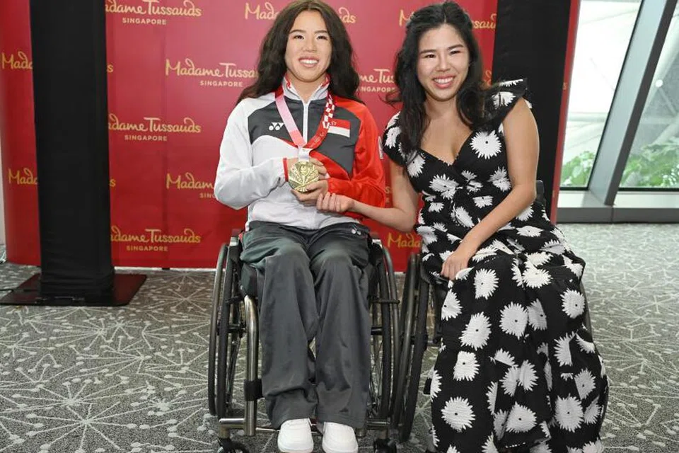 Perenang para Singapura, Yip Pin Xiu (kanan), bersama patung lilinnya, yang dipamerkan di Muzium Madame Tussauds Singapura.