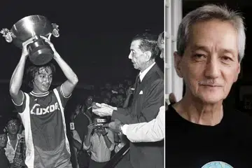 PERGINYA PERMATA BOLA SEPAK: Allahyarham Mat Noh (kanan dan kiri ketika menjulang Piala Presiden pada 1979) meninggal dunia pagi semalam sehari selepas mengalami serangan jantung dan dimasukkan ke dalam unit jagaan rapi (ICU) di Hospital Besar Sengkang. - Foto-foto fail, FACEBOOK RAHIMAH GERL RAHIM
