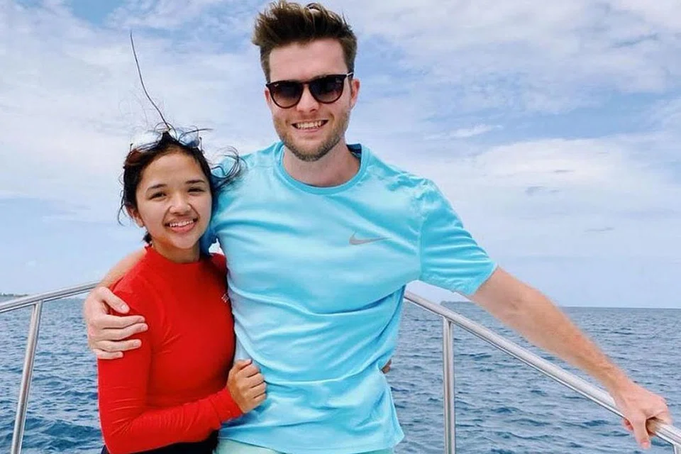 TEMAN BELAJAR: Farisha Ishak (kiri) dan suaminya, Connor Cooke, akan sama-sama mengambil kursus ijazah Sarjana Pentadbiran Perniagaan (MBA) di Sekolah Perniagaan Kenan-Flagler di Universiti North Carolina pada 2024. - Foto INSTAGRAM FARISHA ISHAK