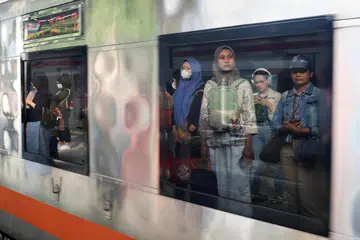 Dilema besar pekerja wanita di bandar besar. Mereka memerlukan pengangkutan awam yang murah dan selamat, tetapi pada masa yang sama terdedah kepada risiko kesesakan, gangguan seksual dan kini, persoalan kedudukan gerabak yang mungkin lebih berbahaya ketika kemalangan berlaku.