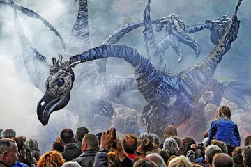 ANEKA ACARA: Nikmati seni permainan boneka bersaiz besar memerangi manusia bertajuk Invasion oleh syarikat teater jalanan Close-Act dari Belanda sempena Pesta Malam Singapura 2016. - Foto CLOSE-ACT