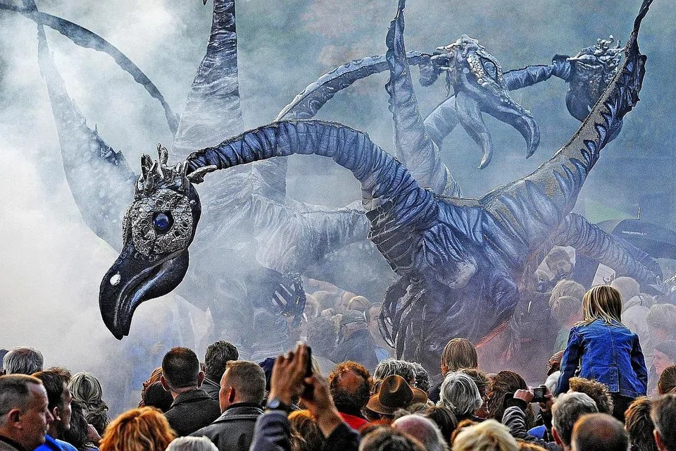 ANEKA ACARA: Nikmati seni permainan boneka bersaiz besar memerangi manusia bertajuk Invasion oleh syarikat teater jalanan Close-Act dari Belanda sempena Pesta Malam Singapura 2016. - Foto CLOSE-ACT