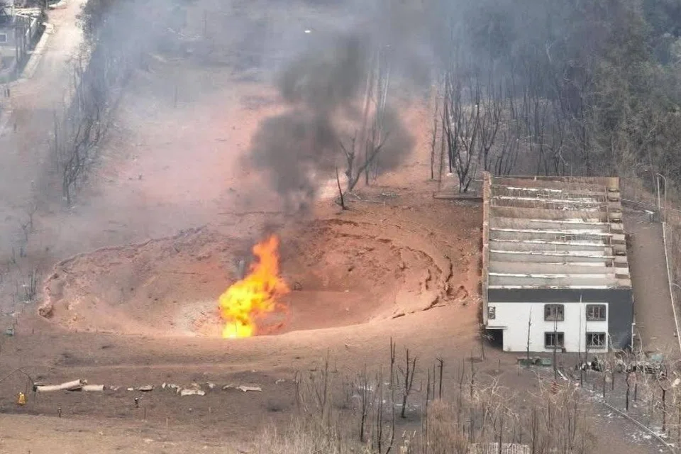 Ledakan kuat saluran paip gas bawah tanah milik Petronas yang meletup dan terbakar di Putra Heights, Subang Jaya, Selangor, membentuk kawah sedalam kira-kira 10 meter. 