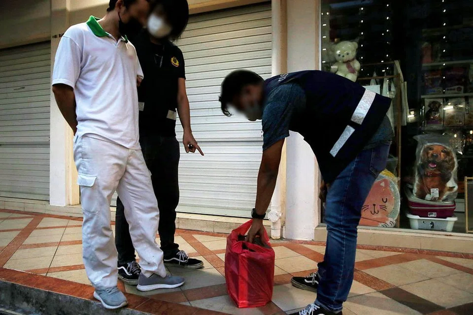 SUSPEK DIBERKAS: Salah seorang pekerja asing warga China yang diberkas menyusuli satu operasi yang dijalankan Kastam Singapura pada Selasa lalu.- Foto BH oleh ZAIHAN MOHAMED YUSOF