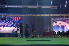 KURANG SIAP: Para penganjur dilihat menukar dan memperbetulkan tikar pada beberapa bahagian gelanggang sekitar 10 pagi semalam, iaitu waktu perlawanan dijadual bermula. - Foto BH oleh ZULAIQAH ABDUL RAHIM