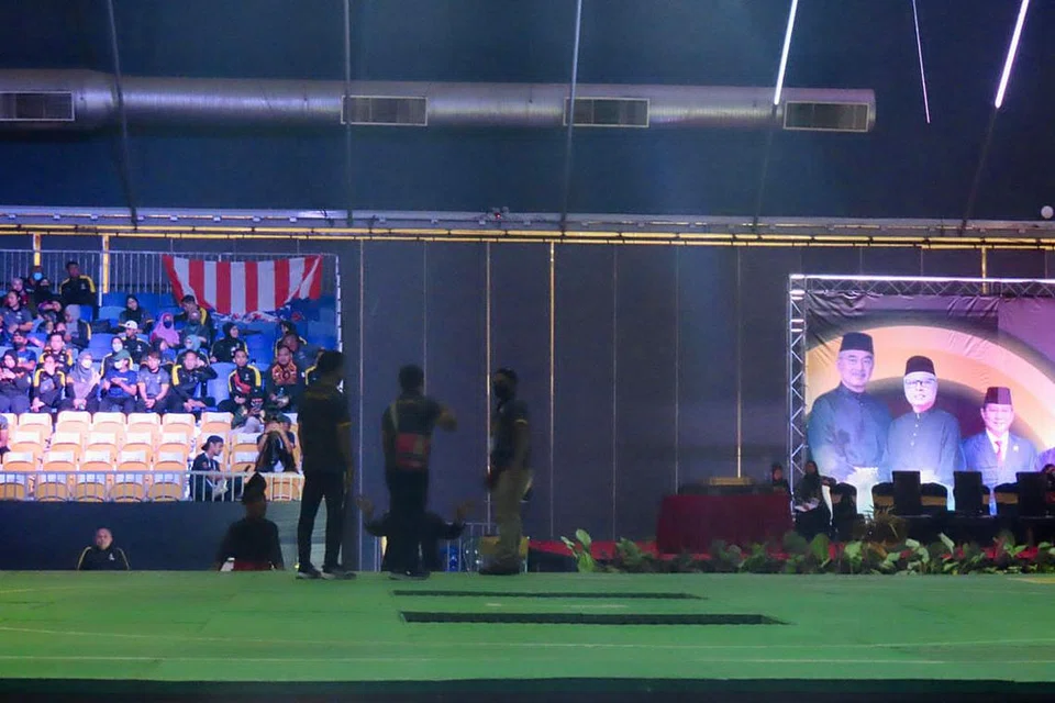 KURANG SIAP: Para penganjur dilihat menukar dan memperbetulkan tikar pada beberapa bahagian gelanggang sekitar 10 pagi semalam, iaitu waktu perlawanan dijadual bermula. - Foto BH oleh ZULAIQAH ABDUL RAHIM