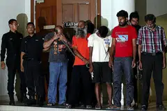 HADAPI TUDUHAN: Enam orang yang didapati bersalah membunuh DPP Anthony Kevin Morais. Kunaseegaran di kanan. - Foto THE STAR