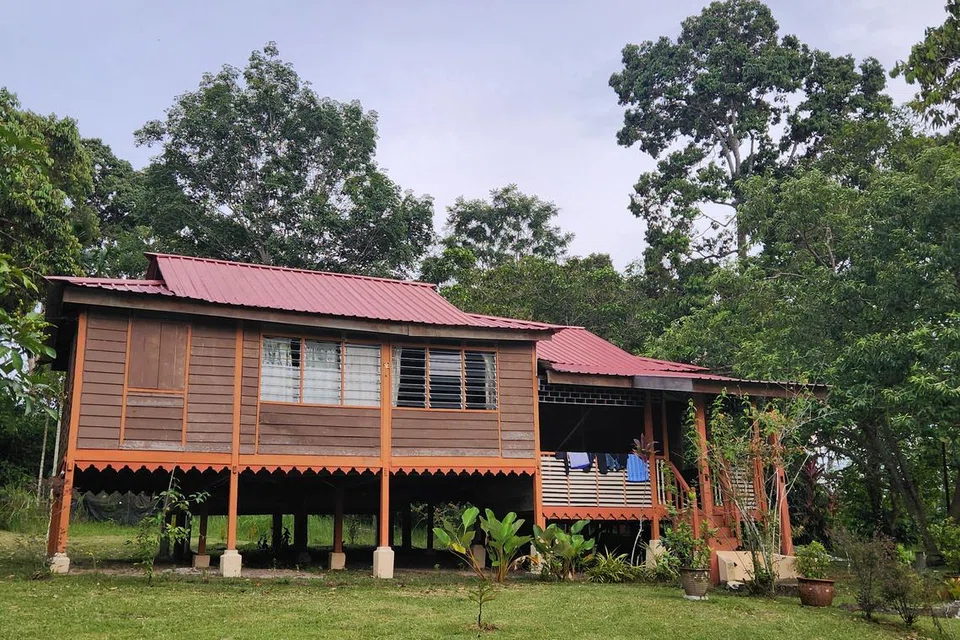 Salah sebuah rumah inap di Suka-Suka Lake Retreat di Kampung Kelantan,  Lenggong, Perak.  