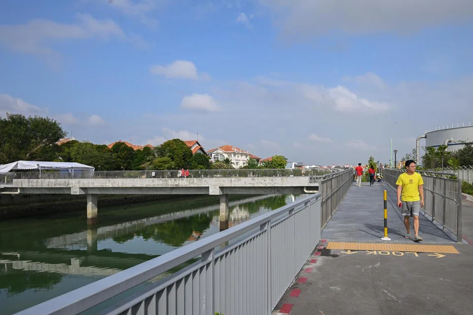 Satu jambatan baru dibuka setelah Koridor Timur sepanjang 18 kilometer siap yang menghubungkan  Taman East Coast dan Taman Pasir Ris, membolehkan orang ramai untuk berjalan, berlari-lari anak atau berbasikal dengan mudah.