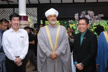 KUKUH HUBUNGAN RAPAT: Menteri di Pejabat Perdana Menteri yang juga Menteri Kedua (Ehwal Luar merangkap Pendidikan), Dr Mohamad Maliki Osman (kanan) berkata lawatan Sultan Oman, Sultan Haitham Bin Tarik (tengah), mengesahkan hubungan rapat antara Singapura dengan Oman.