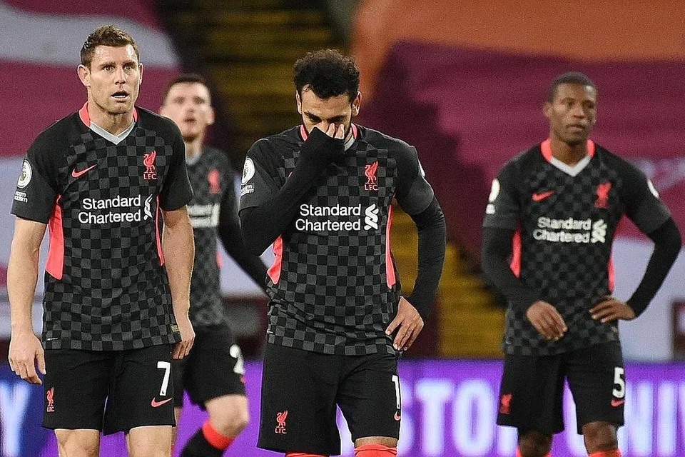JELAS KECEWA: Pemain Liverpool, yang diketuai Mohamed Salah dan James Milner kelihatan begitu kecewa selepas Aston Villa menjaringkan gol ketujuh. - Foto REUTER