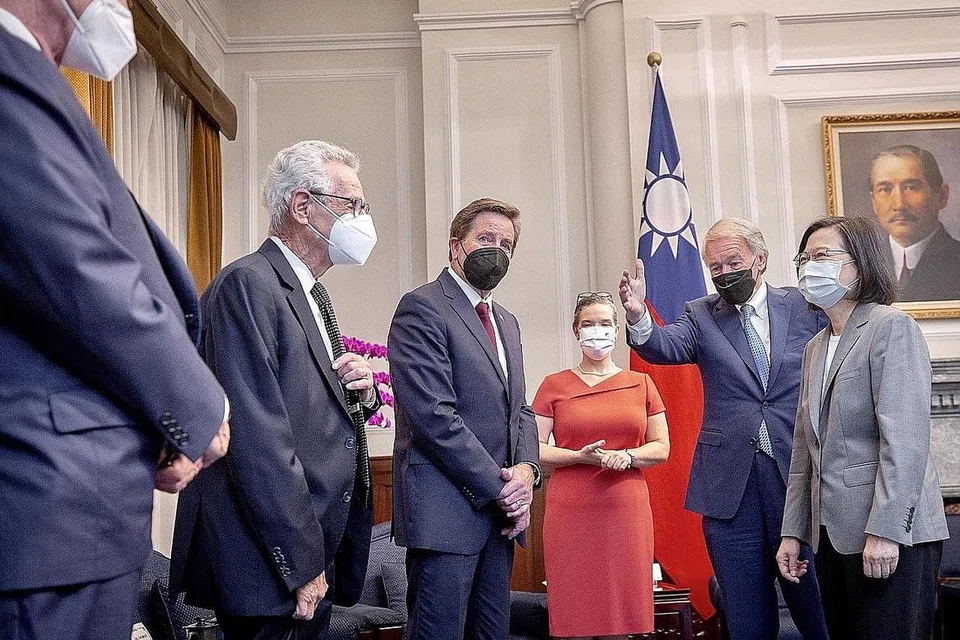 LAWATAN 'BERMAIN API': Presiden Taiwan, Cik Tsai Ing-wen (kanan), diiring Senator ED Markey (dua dari kanan) untuk menemui ahli delegasi Amerika yang melawat Taipei di Pejabat Presiden kelmarin. - Foto AFP
