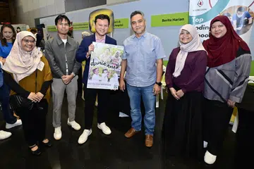 Izwandi Azman, Norhaiza Hashim, Nur Adilah Mahbob, Dr Noraslinda Zuber