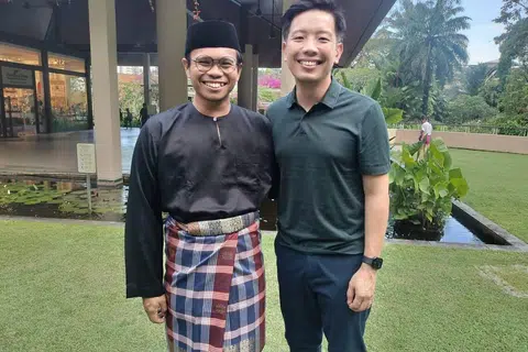 Menteri Negara (Pembangunan Negara merangkap Perdagangan dan Perusahaan), Encik Alvin Tan (kanan), berkata terdapat tiada sebab untuk pengunjung Pulau Ubin berasa bimbang terhadap laungan azan yang dilakukan semasa lawatan warisan di pulau itu. Ini selepas penganjur lawatan Malay Kampung Heritage Tour, Encik Nor Syazwan Abdul Majid (kiri), menerima aduan mengenai laungan azannya ketika menganjurkan lawatan warisan di pulau tersebut baru-baru ini.