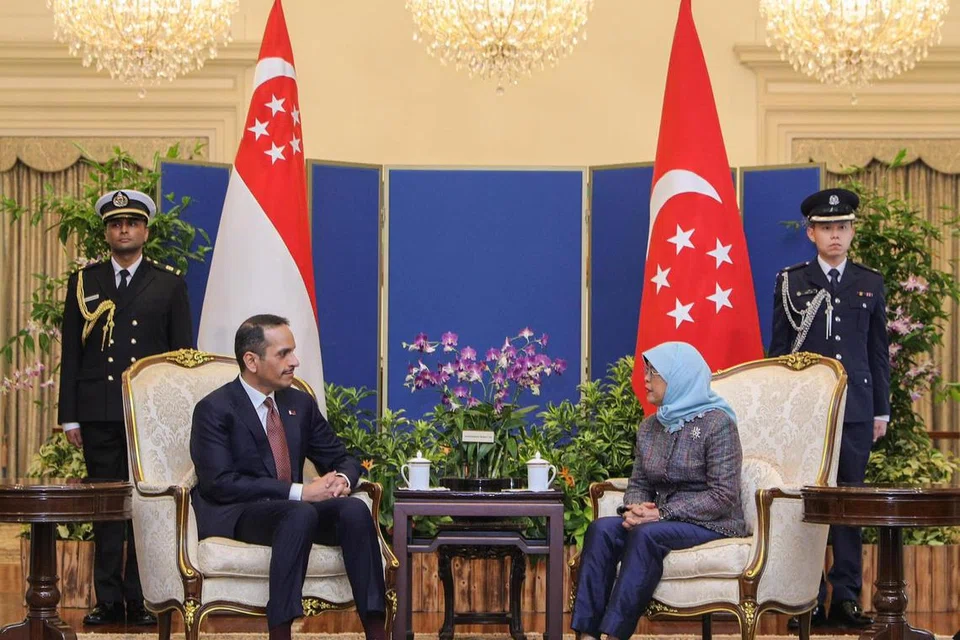 SAMBUT BAIK KEMAJUAN KERJASAMA DUA HALA: Ini merupakan lawatan rasmi pertama Sheikh Mohammed (kiri) ke Singapura sebagai Perdana Menteri Qatar. Beliau telah mengesahkan hubungan dua hala baik antara kededua negara semasa bertemu Presiden Halimah di Istana. 