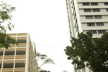 LANGGAR ATURAN: Dua ejen hartanah didenda kerana memasarkan flat yang tidak memenuhi Tempoh Penginapan Minimum (MOP) lima tahun seperti yang disyaratkan HDB. 